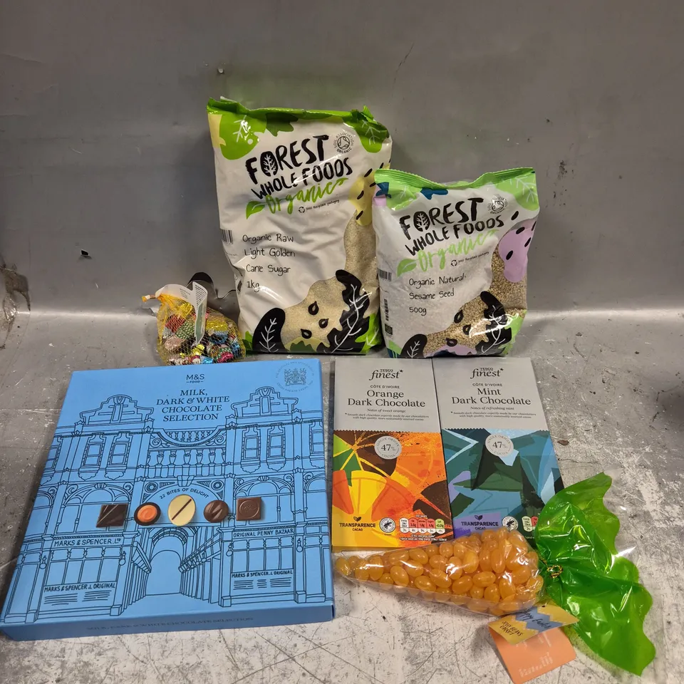 APPROXIMATELY 10 ASSORTED FOOD/DRINK PRODUCTS TO INCLUDE CHOCOLATE SELECTION, SESAME SEEDS, YORKIE EGG ETC 