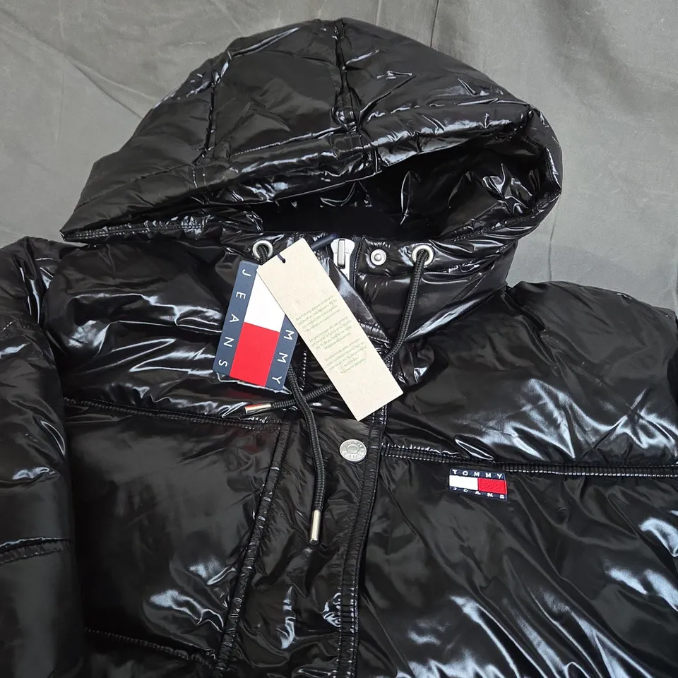 TOMMY HILFIGER SHINY HOOD BADGE PUFFER JACKET - SIZE M 