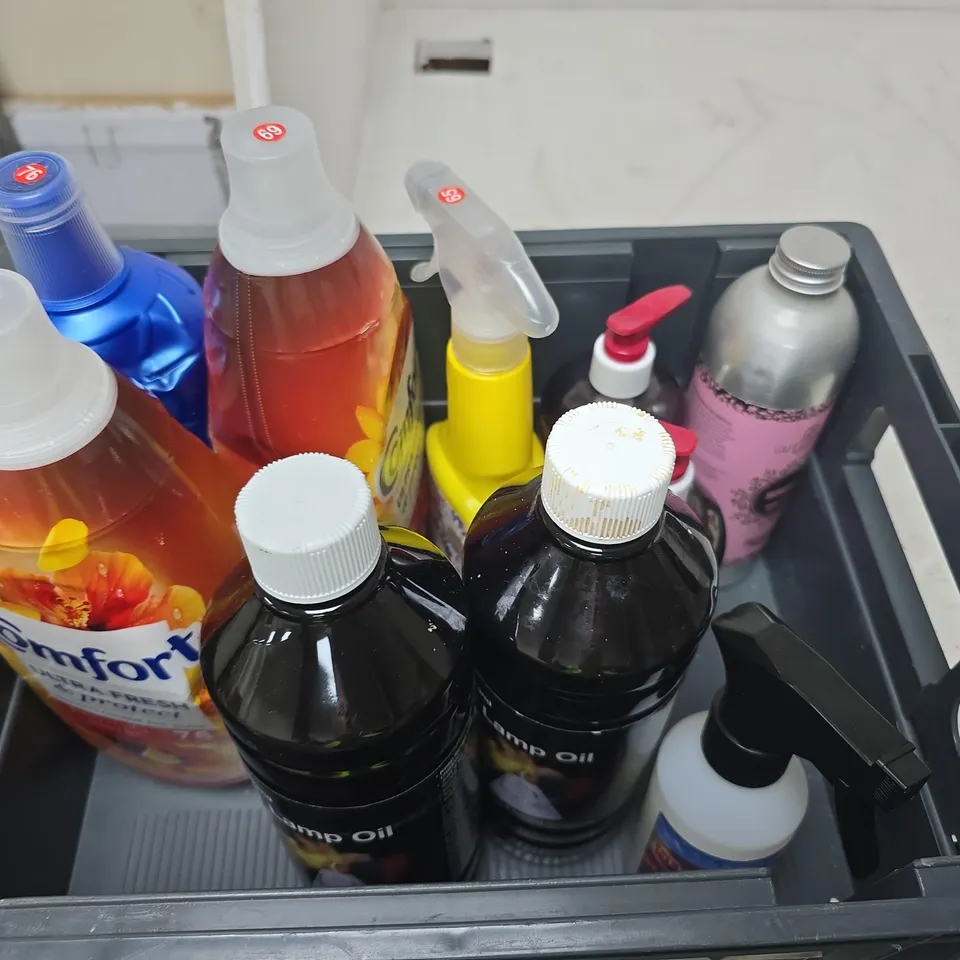 TOTE OF APPROXIMATELY 12 HOUSEHOLD LIQUIDS TO INCLUDE COMFORT FABRIC CONDITIONER, FABULOSA FABRIC FRESHENER AND INEOS MOISTURISING HAND WASH
