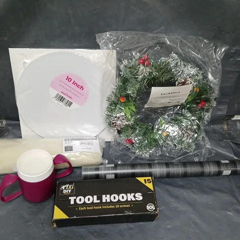 APPROXIMATELY 15 ASSORTED HOUSEHOLD PRODUCTS TO INCLUDE FESTIVE WREATH, CAKE BOARD, TOOL HOOKS ETC 