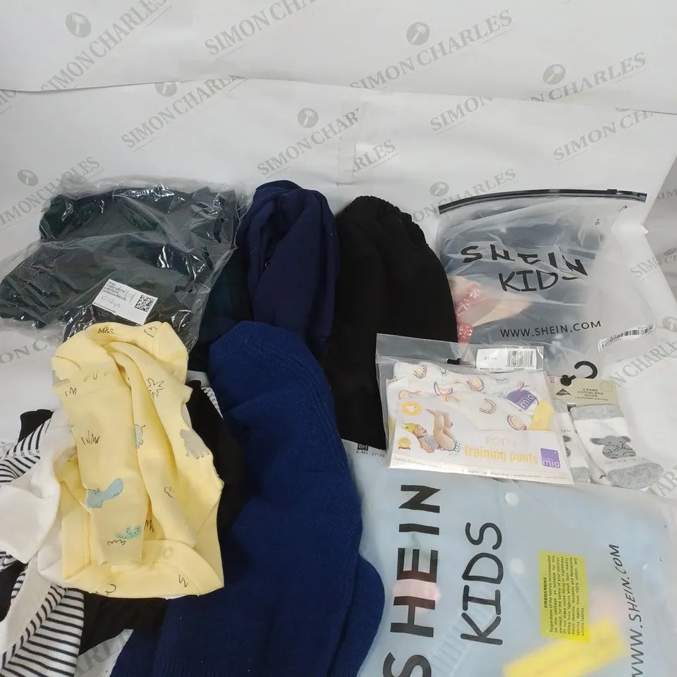 LOT OF ASSORTED KIDS CLOTHING ITEMS TO INCLUDE PYJAMAS, T-SHIRTS AND TROUSERS 