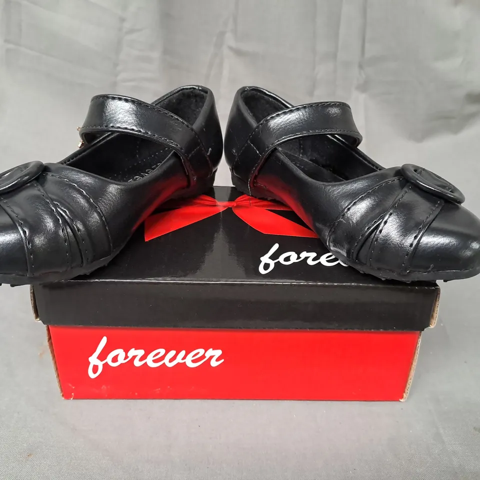 BOX OF APPROXIMATELY 10 PAIRS OF FOREVER KIDS SHOES IN BLACK IN VARIOUS SIZES