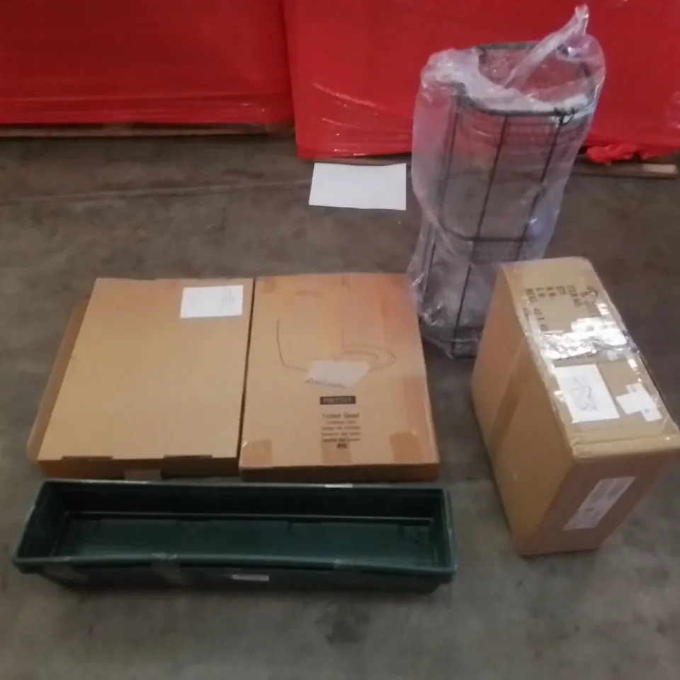 PALLET CONTAINING ASSORTED HOUSEHOLD & HOME IMPROVEMENT PRODUCTS. INCLUDES TOILET SEATS, PLASTIC PLANTER TRAYS, ASSORTED FURNITURE ETC