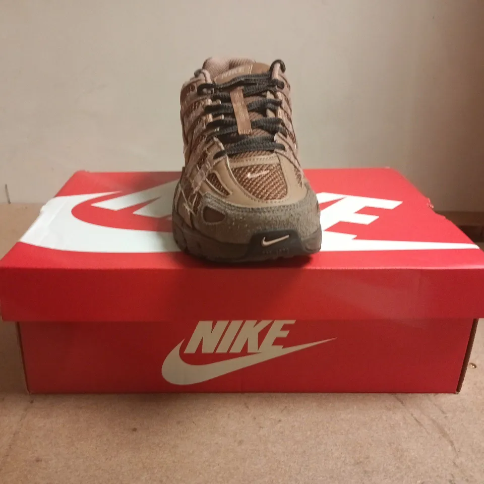 BOXED PAIR OF NIKE P-6000 TRAINERS IN CACAO WOW/BROWN SIZE UK 10