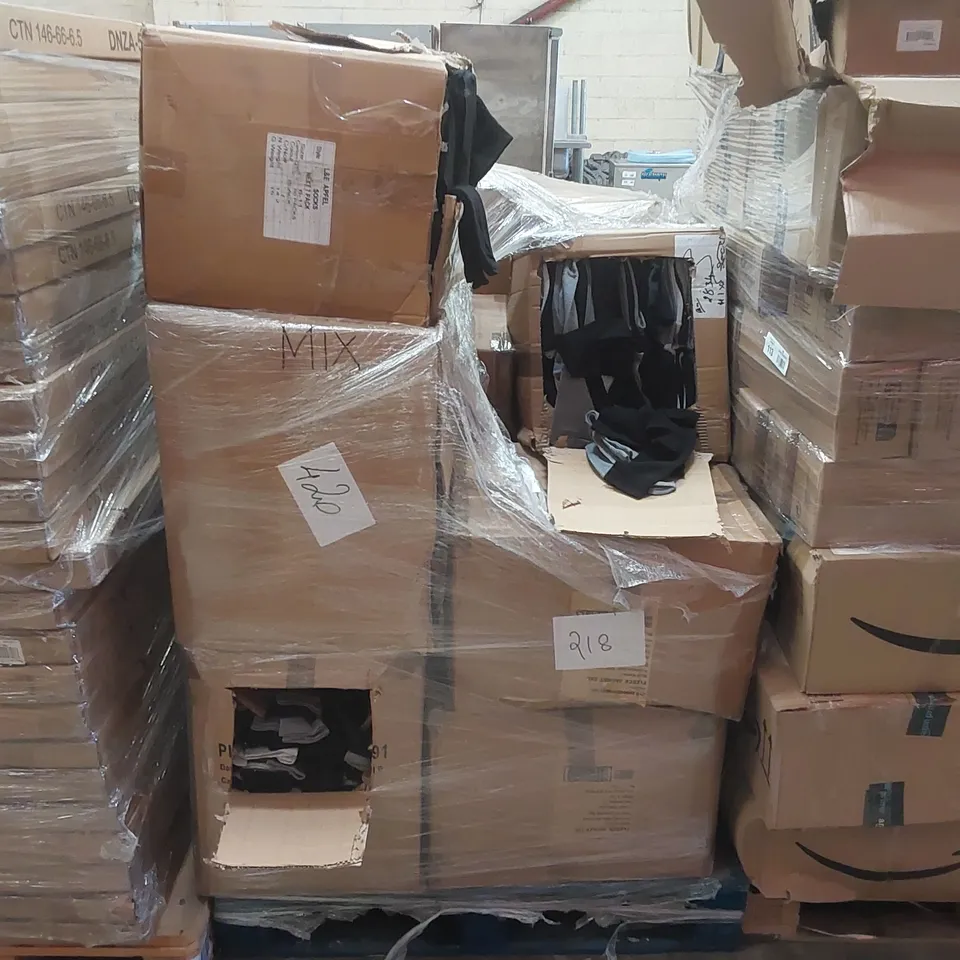 PALLET CONTAINING A VERY LARGE QUANTITY OF ASSORTED SOCKS