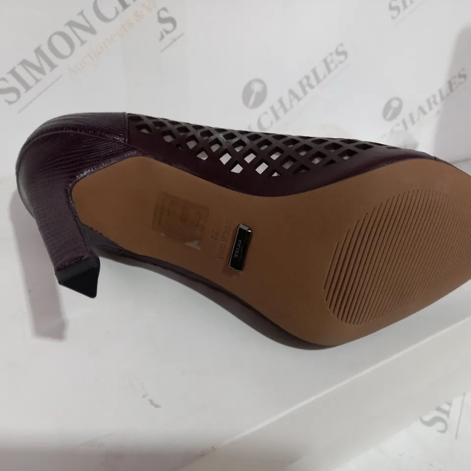 BOXED PAIR OF REISS CLOVER LIZARD SLIP-ON HEELS IN POMEGRANATE SIZE 3