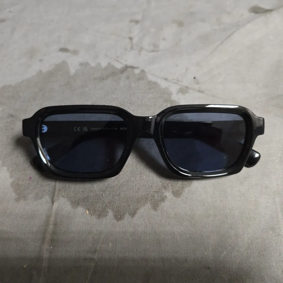 MELLER SUNGLASSES – BLACK RECTANGULAR FRAME
