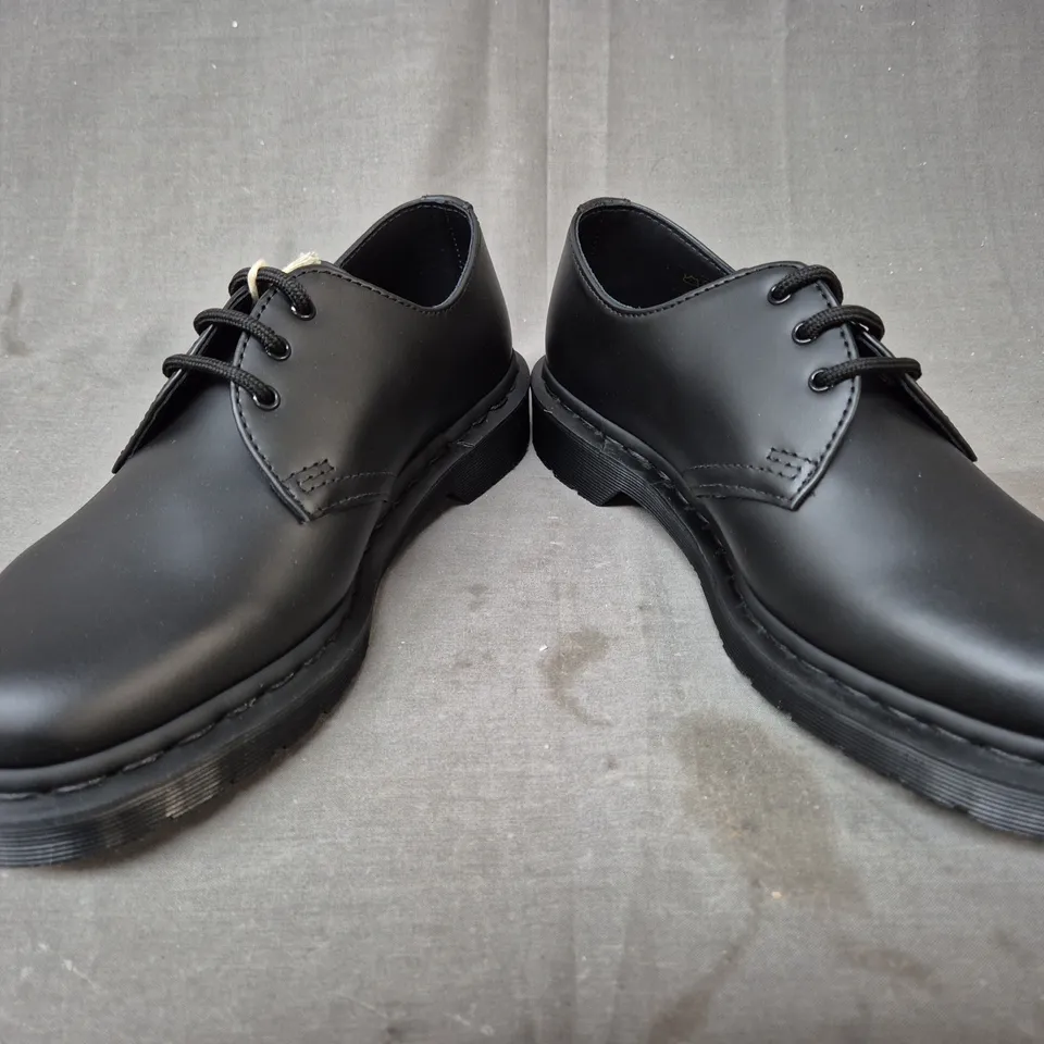 BOXED PAIR OF DR MARTENS 1461 MONO SHOES IN BLACK UK SIZE 6