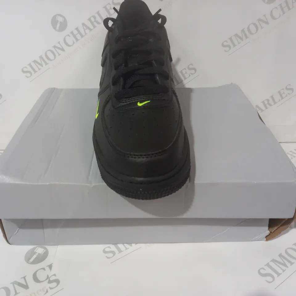 BOXED PAIR OF NIKE AIR FORCE 1 LV8 GS SHOES IN BLACK/GREEN UK SIZE 6