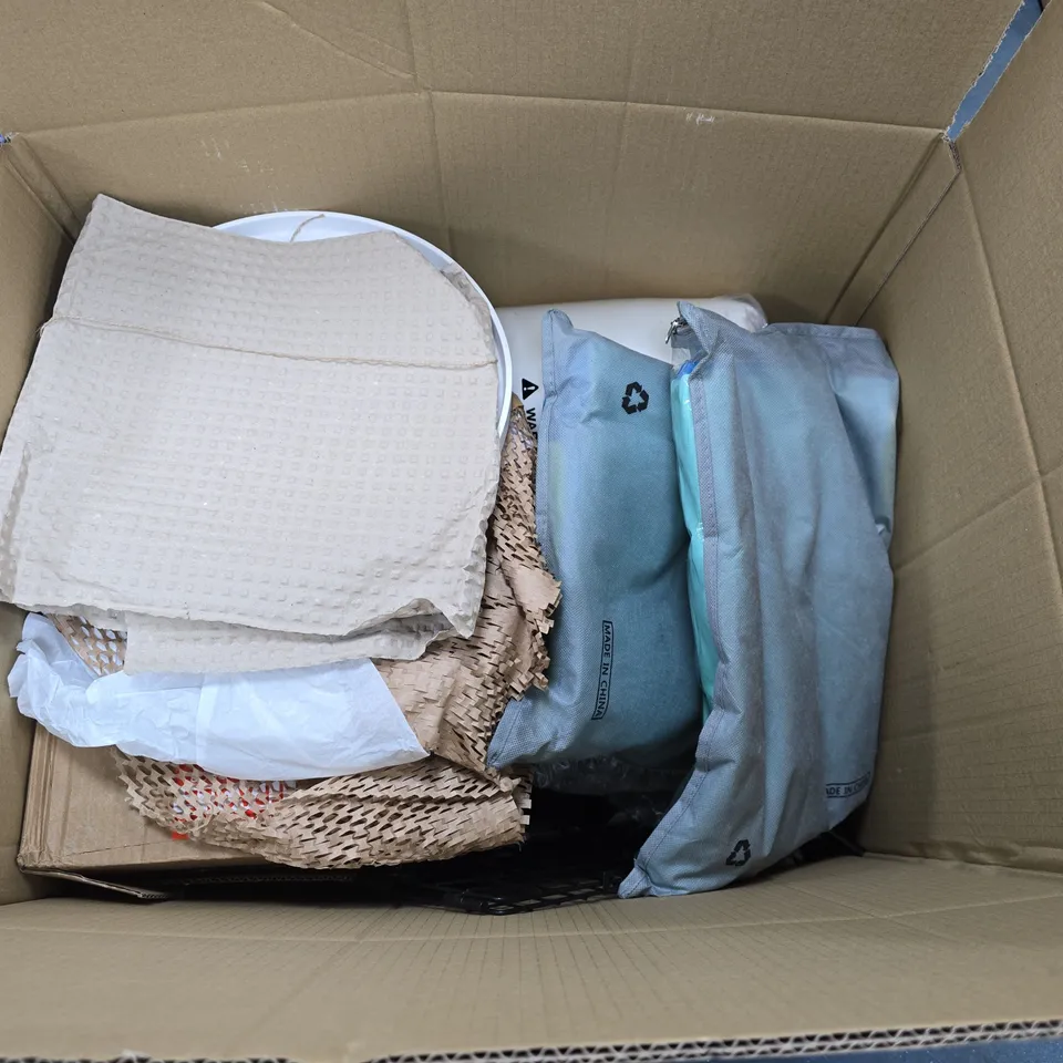 BOX OF APPROXIMATELY 15 ASSORTED HOUSEHOLD ITEMS TO INCLUDE DECORATIVE BOWL, CURTAINS AND ES PHONE LEASH BAG