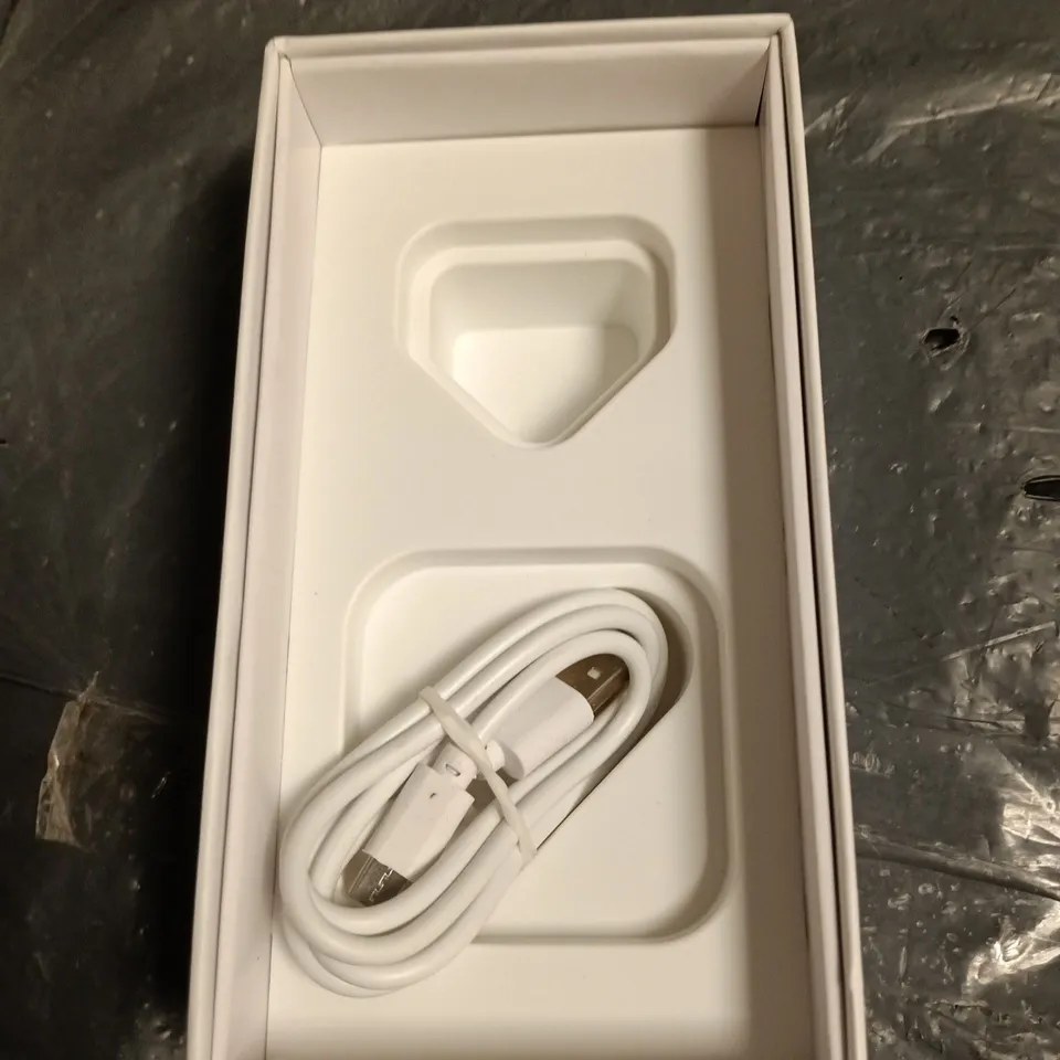 APPLE IPHONE – SILVER – BOXED WITH USB CHARGING CABLE 