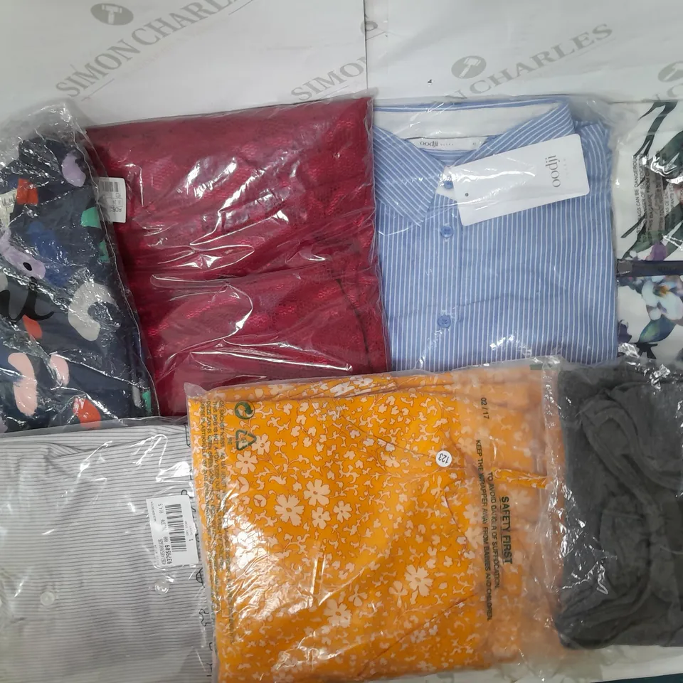 LOT OF APPROX 16 CLOTHING ITEMS IN VARIOUS STYLES, COLOURS AND SIZES 