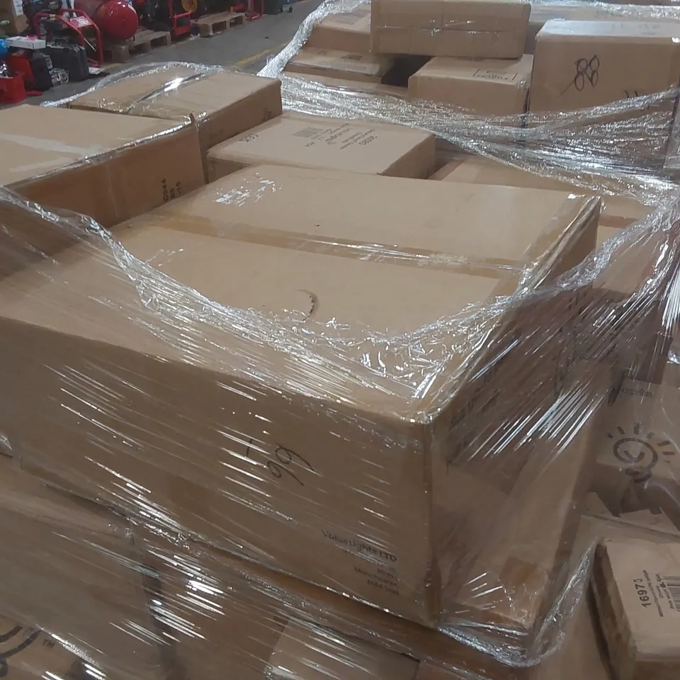PALLET CONTAINING A VERY LARGE QUANTITY OF HOME LIGHTING PRODUCTS