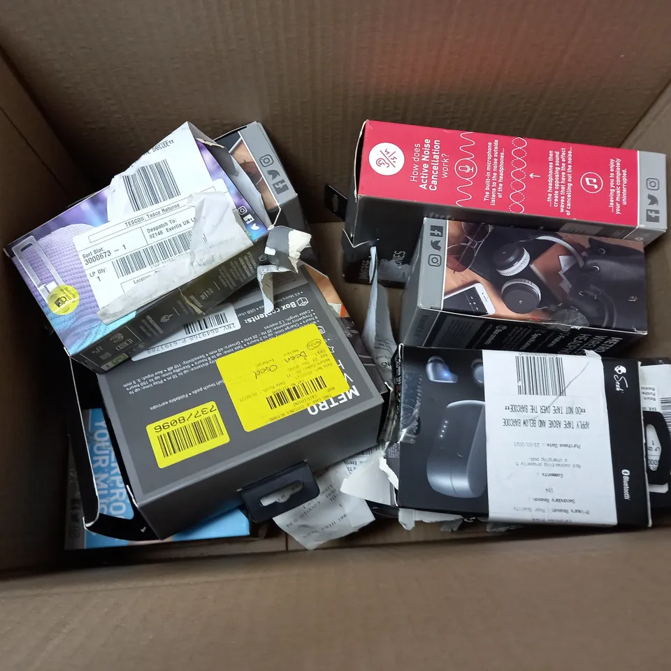 APPROXIMATELY 12 ASSORTED ELECTRICAL ITEMS TO INCLUDE ACCENT60 WIRELESS HEADPHONES, HIVEH20 SPEAKER, BOOMCUBE, ETC