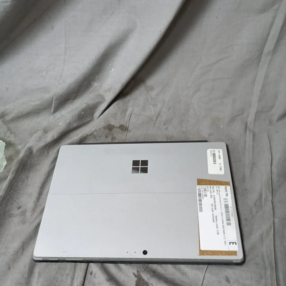MICROSOFT SURFACE PRO 5 TABLET WITH KEYBOARD – SILVER (VERIFY MODEL) - CRACKED SCREEN