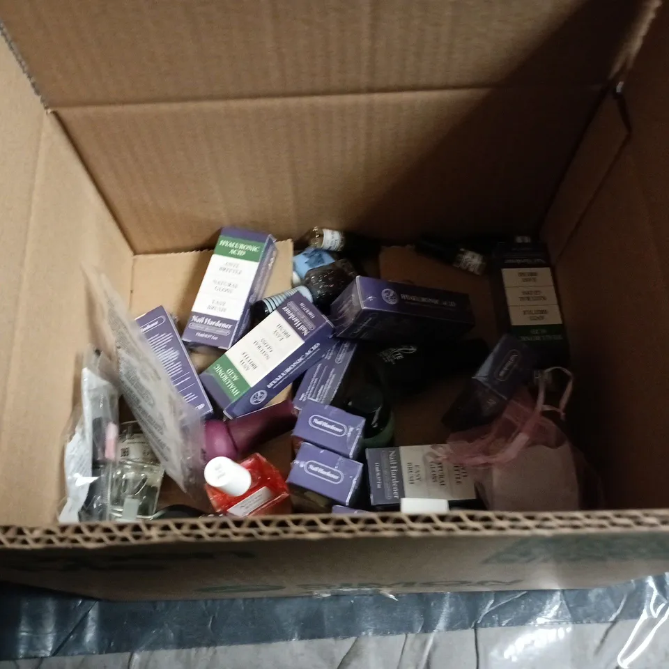 APPROXIMATELY 20 BOTTLES OF NAIL VARNISH TO INCLUDE ESSIE, BARRY M AND MANICURIST