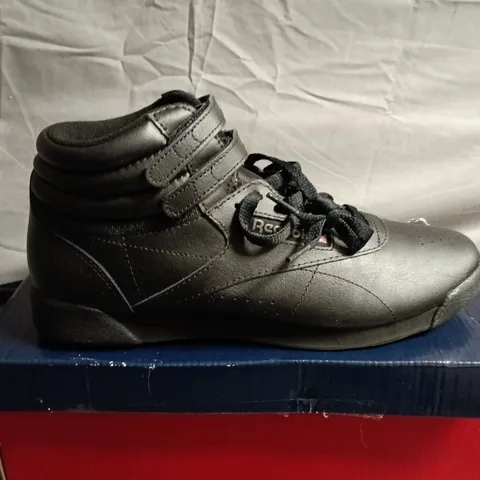 BOXED PAIR OF WOMENS REEBOK TRAINING SHOES - UK SIZE 8