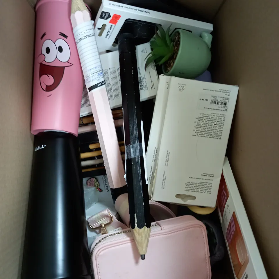 BOX OF APPROXIMATELY 15 ASSORTED ITEMS TO INCLUDE PATRICK CUP, PLANT DÉCOR, PHONE HOLDER BAG ETC