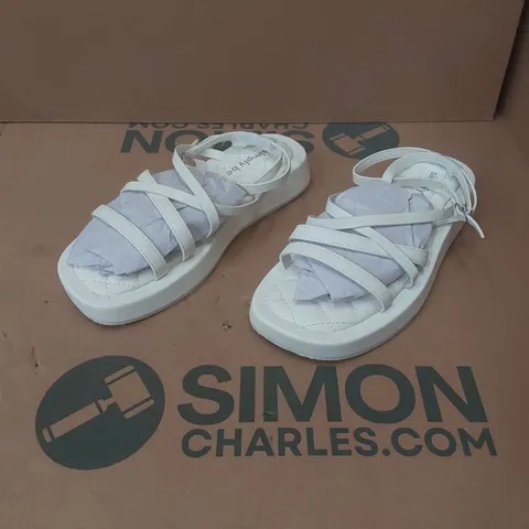 BOX CONTAINING APPROXIMATELY 6x BRAND NEW SIMPLY BE WHITE PHOEBE WIDE SANDALS - SIZE 7