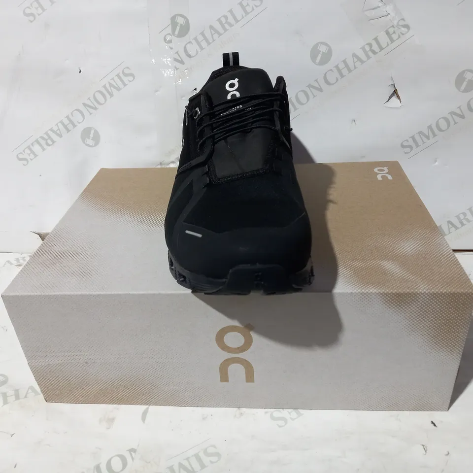 BOXED PAIR OF ON TRAINERS IN BLACK UK SIZE 12