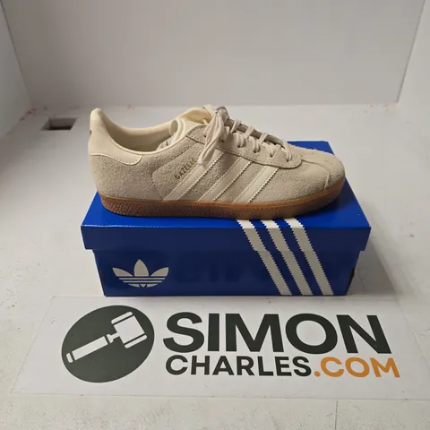 BOXED PAIR OF ADIDAS GAZELLE JUNIOR TRAINERS IN WHITE - UK 5.5