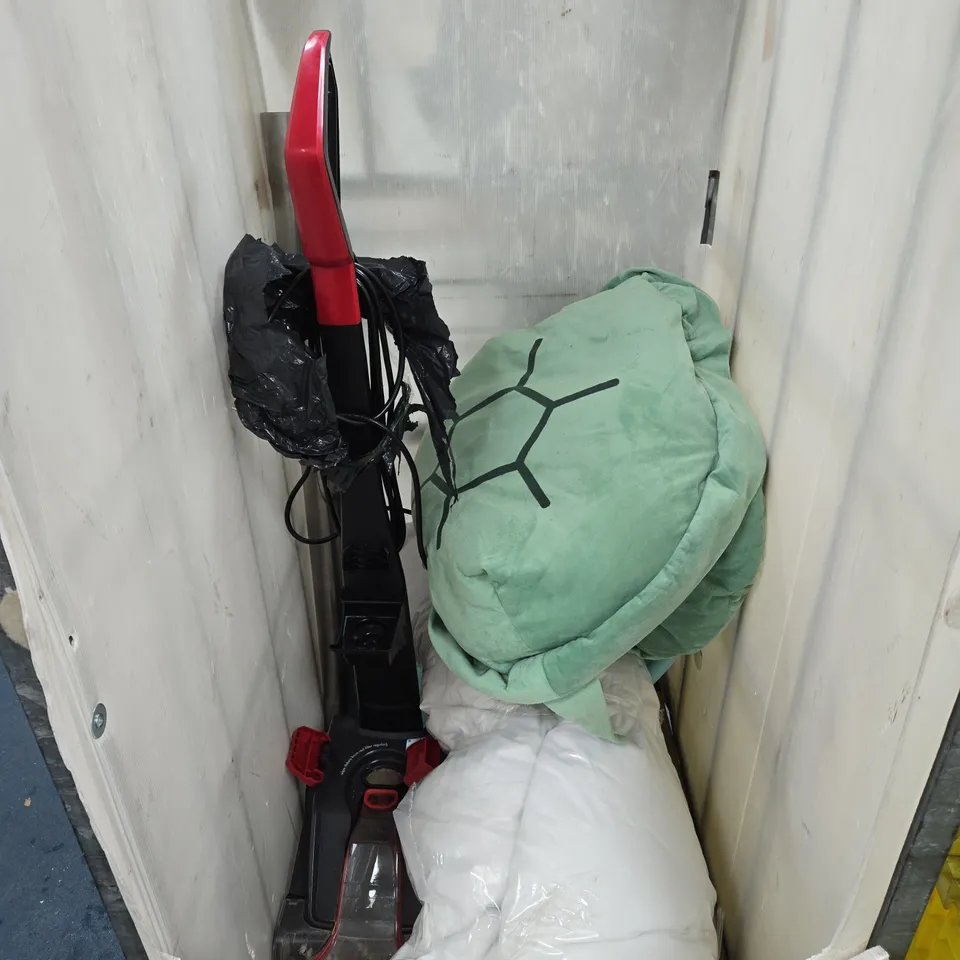 CAGE OF APPROXIMATELY 5 BULK ITEMS INCLUDING KIDS TURTLE SEAT CUSHION, PADDED DUVET AND BISSELL POWER CLEAN MACHINE (PARTS MISSING)