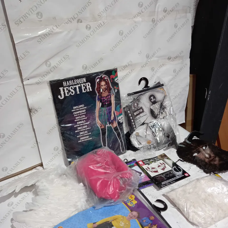 LOT OF APPROXIMATELY 8 FANCY DRESS OUTFIT AND ACCESSORIES TO INCLUDE THE WIGGLES, HARLEQUIN JESTER AND ZOMBIE FACE KIT