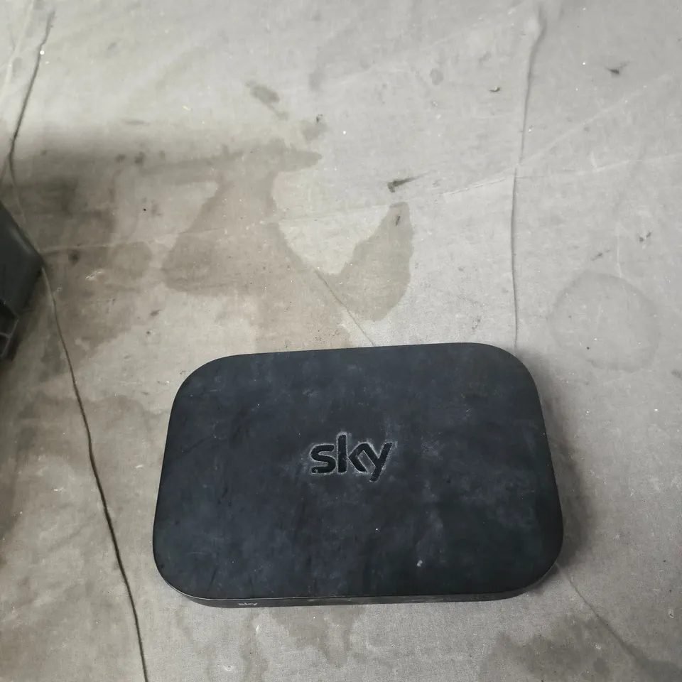 TOTE OF APPROXIMATELY 13 ASSORTED ITEMS TO INCLUDE: SKY ROUTER 