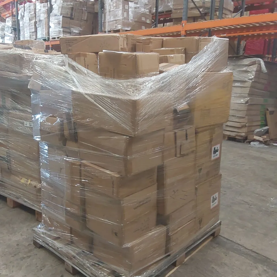 PALLET CONTAINING A VERY LARGE QUANTITY OF ASSORTED DESIGNER LIGHTING PRODUCTS