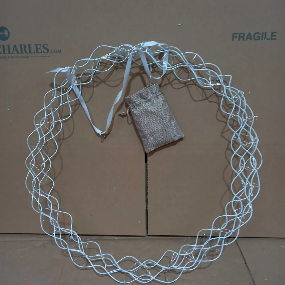 MODERN WREATH WITH INTEGRATED LEDS