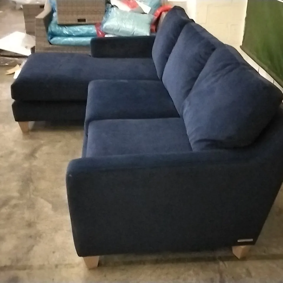 QUALITY DESIGNER LOUNGE CO CORNER GROUP SOFA WITH CHAISE SECTION IN NAVY BLUE PLUSH FABRIC