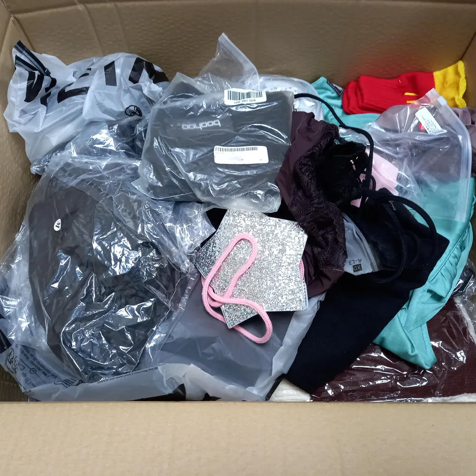 LARGE QUANTITY OF ASSORTED CLOTHING ITEMS TO INCLUDE FINERY, ZARA AND HEAT HOLDERS