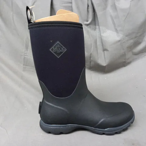 BOXED PAIR OF MUCK MEN'S BOOTS IN BLACK UK SIZE 8