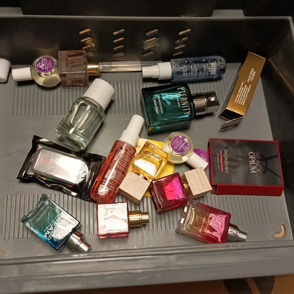 LOT OF APPROXIMATELY 15 ASSORTED PERFUME ITEMS IN VARIOUS SIZES TO INCLUDE AVON, AVENTUS AND IMARI