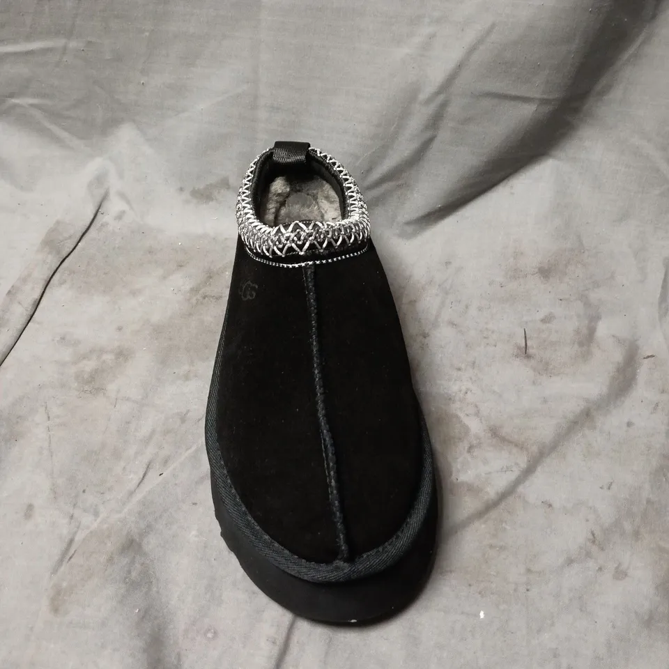 UGG BLACK SUEDE SLIPPERS WITH KNIT ANKLE TRIM SIZE 4