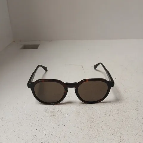 SUNGLASSES, TORTOISESHELL FRAME WITH BROWN LENSES – TEMPLE BRANDING 'PRAGNELL'