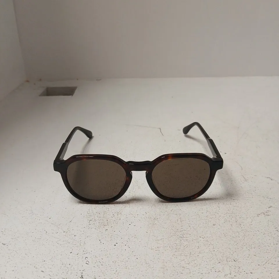 SUNGLASSES, TORTOISESHELL FRAME WITH BROWN LENSES – TEMPLE BRANDING 'PRAGNELL'