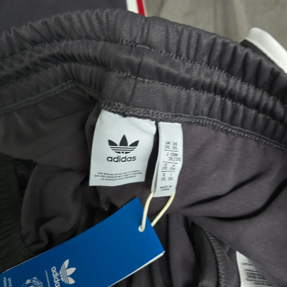 ADIDAS MANCHESTER UNITED JOGGERS IN GREY WITH RED/WHITE STRIPE - UK 3XL