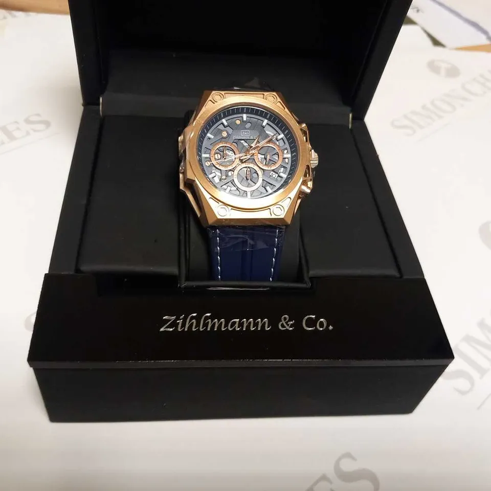 MEN’S ZIHLMANN & CO CHRONOGRAPH WATCH – MODEL ZC100 – STAINLESS STEEL CASE – BLACK DIAL WITH SUB DIALS – 5ATM WATER RESISTANT – BLUE STRAP 