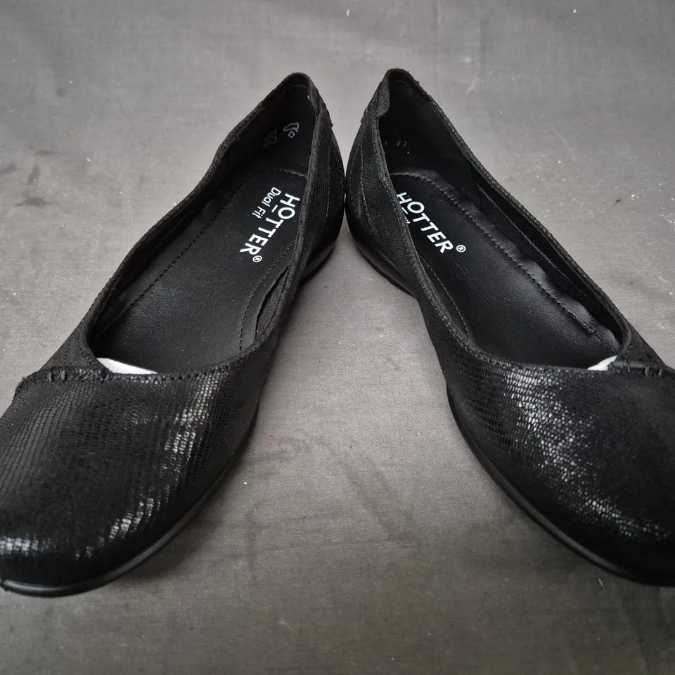 BOXED PAIR OF HOTTER ROBYN II WIDE SHOES IN BLACK LIZARD UK SIZE 4