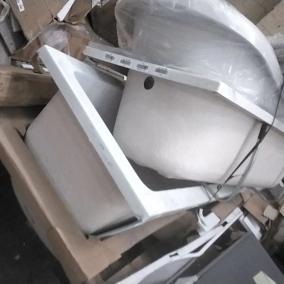 PALLET OF 4 WHITE BATHTUBS 