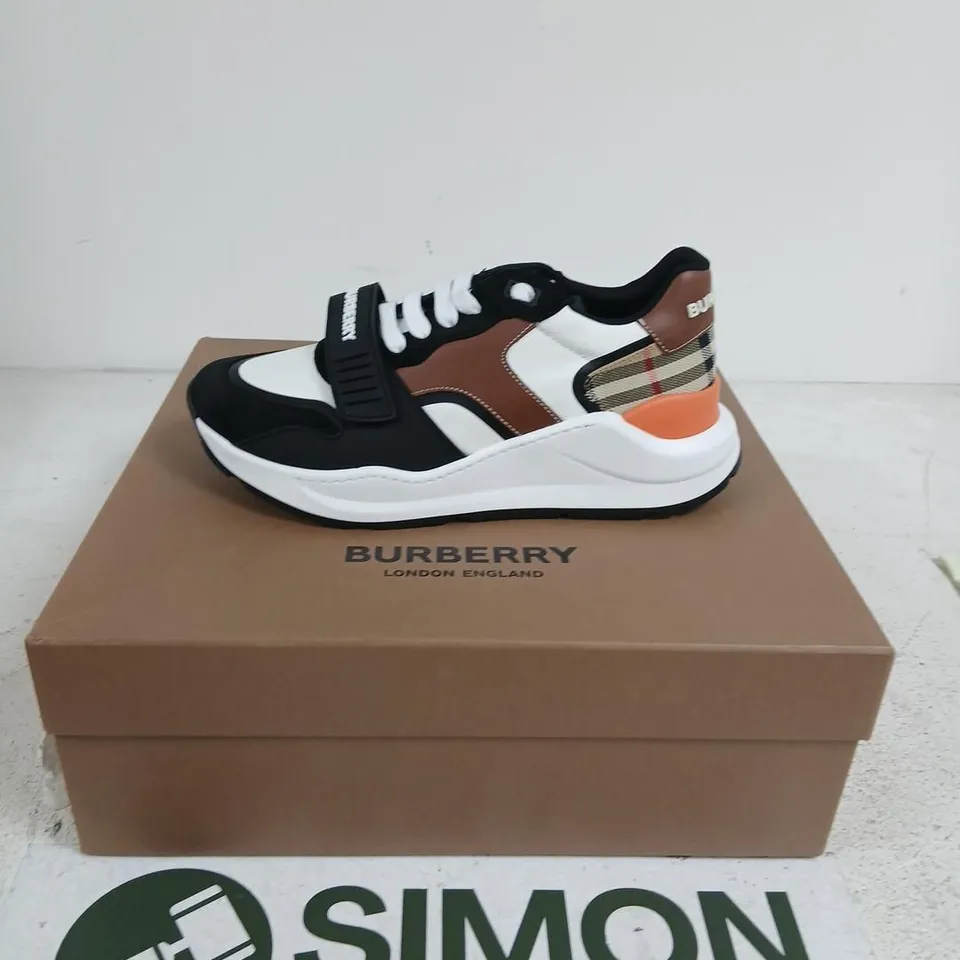 BURBERRY LOW TOP SNEAKERS – BLACK/ARCHIVE BEIGE, UK 7 (EU 41)