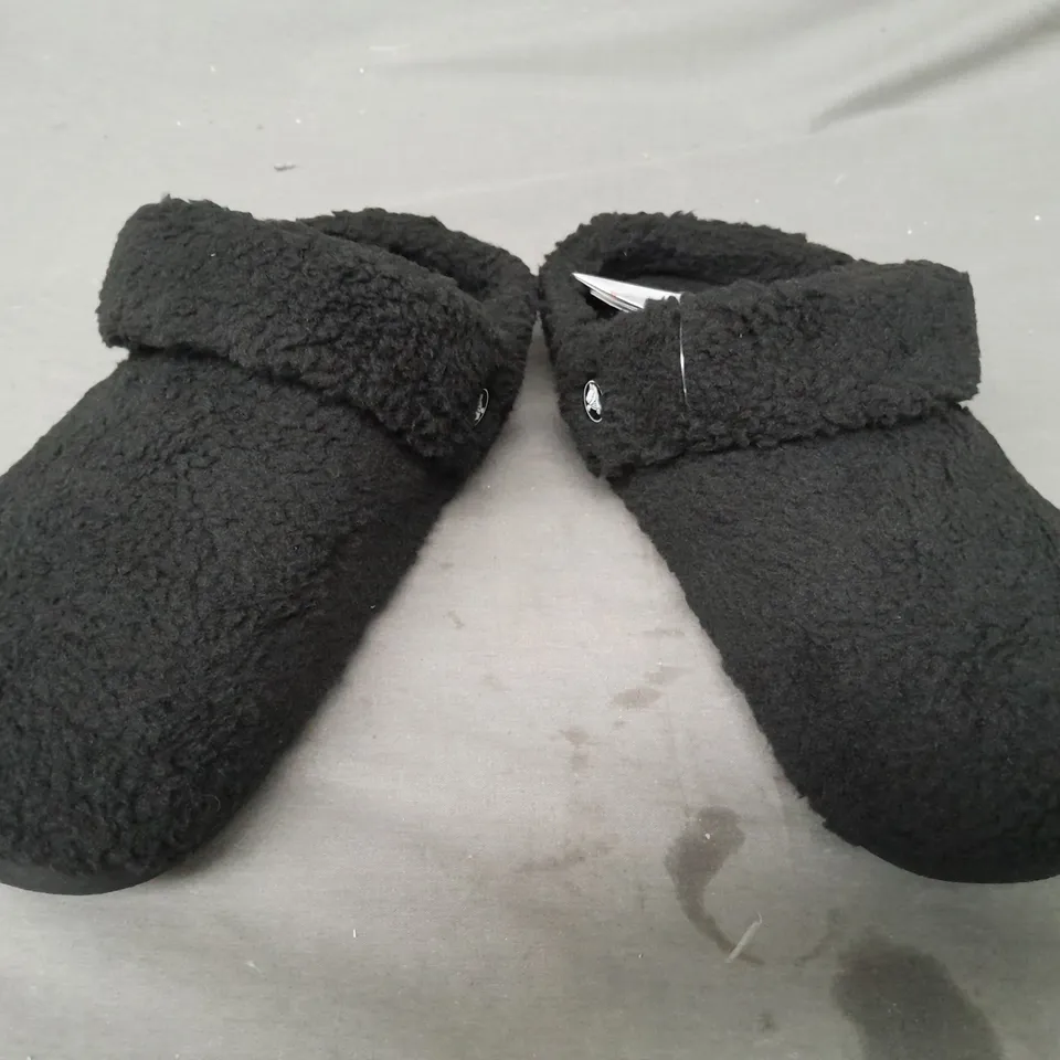 PAIR OF CROCS CLASSIC COZZZY SLIPPERS IN BLACK UK SIZE M7/W8