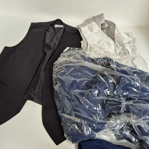 APPROXIMATELY 30 ASSORTED MENS CLOTHING ITEMS IN VARIOUS SIZES, STYLES & COLOURS TO INCLUDE BRANDS SUCH AS WILVORST, VERY, CRISTO, ETC - COLLECTION ONLY