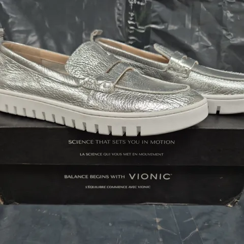 BOXED PAIR OF VIONIC JOURNEY UPTOWN LEATHER LOAFERS IN METALLIC SILVER SIZE 8