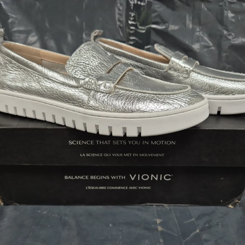 BOXED PAIR OF VIONIC JOURNEY UPTOWN LEATHER LOAFERS IN METALLIC SILVER SIZE 8