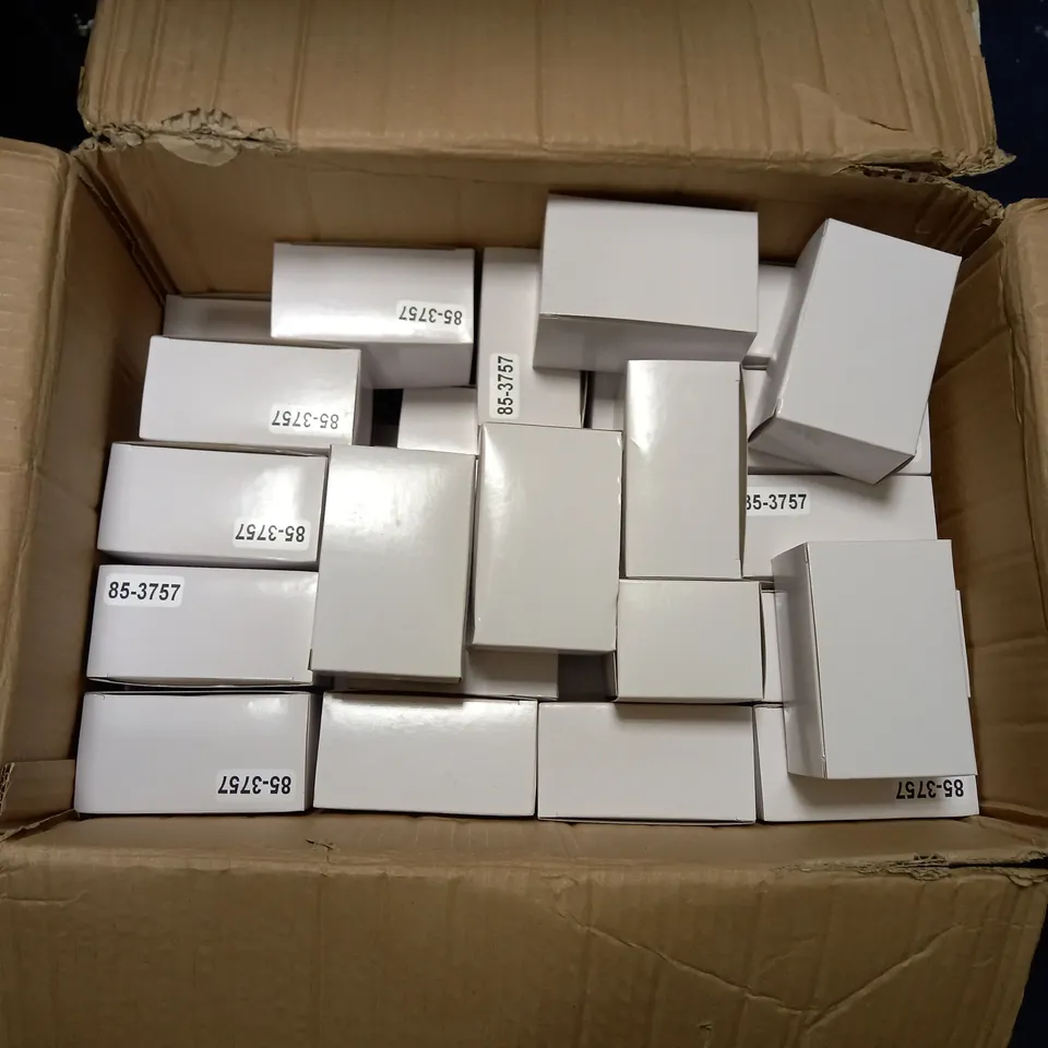 BOX OF APPORXIMATELY 40 DESKTOP AC PLUGS