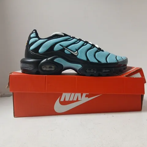 BOXED PAIR OF NIKE AIR MAX PLUS TRAINERS IN BLUE/BLACK SIZE UK 9