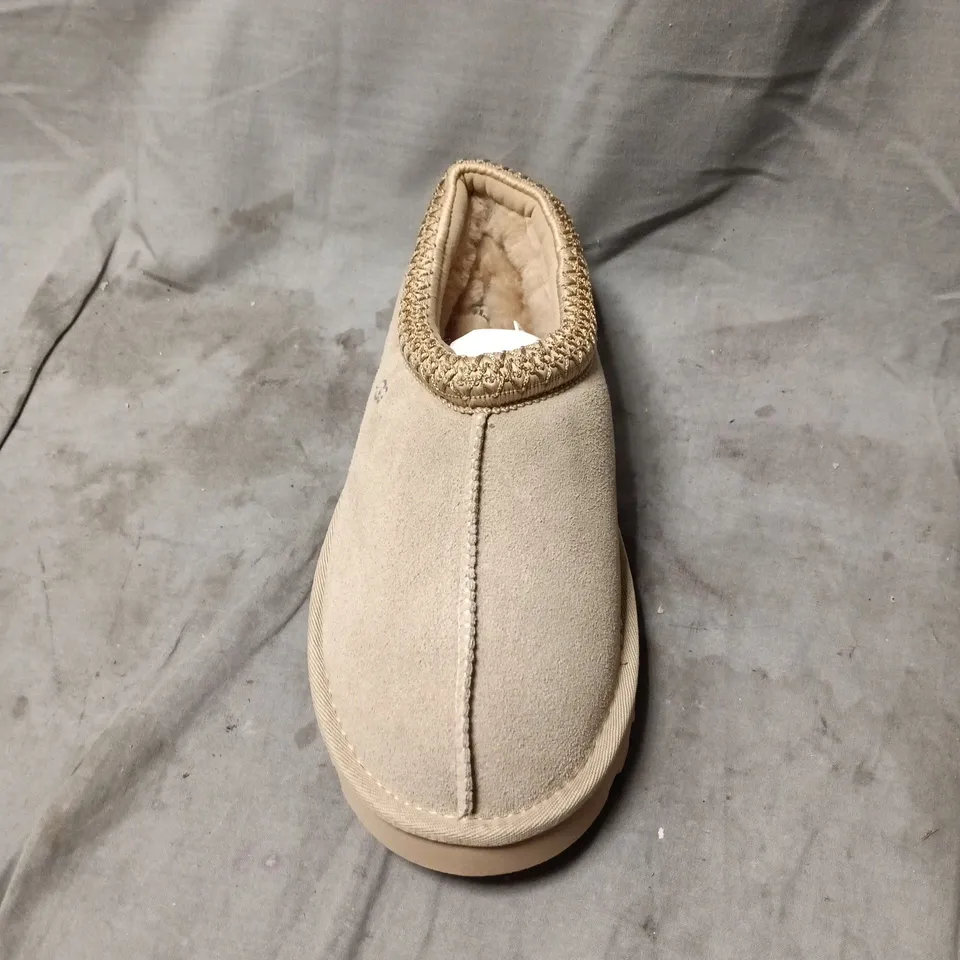 UGG BEIGE SLIPPERS WITH FAUX SHEARLING LINING – SLIP-ON MULE STYLE SIZE 7