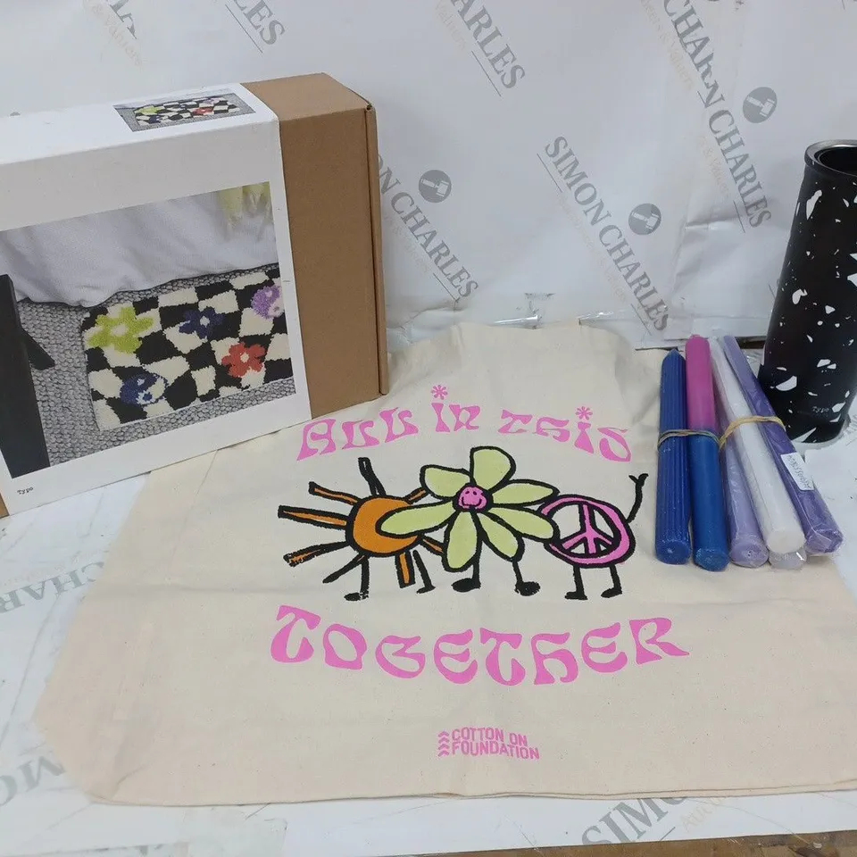 BOX OF APPROXIMATELY 40 ASSORTED HOUSEHOLD ITEMS TO INCLUDE TOTE BAGS, CANDLES, BEAKERS, ETC